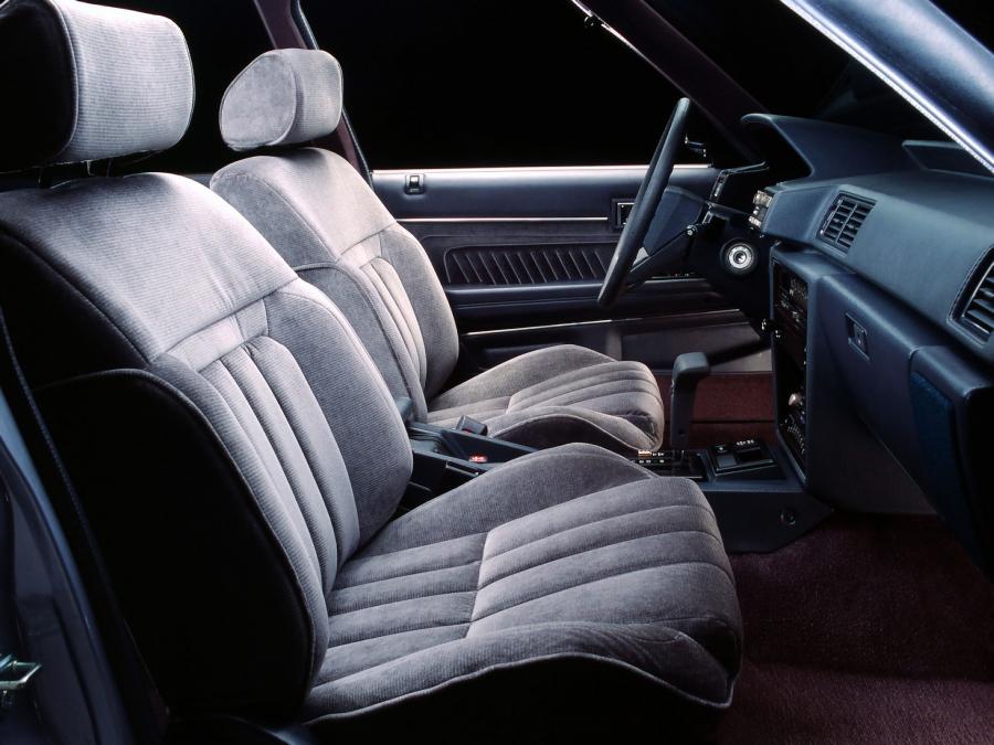 Интерьер Toyota Cressida 1984 года  (фото 10 из 19)